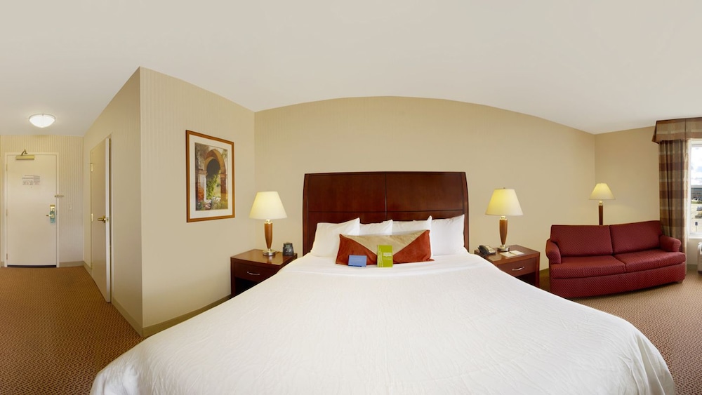 Suite, 1 King Bed, Accessible - Photo 2