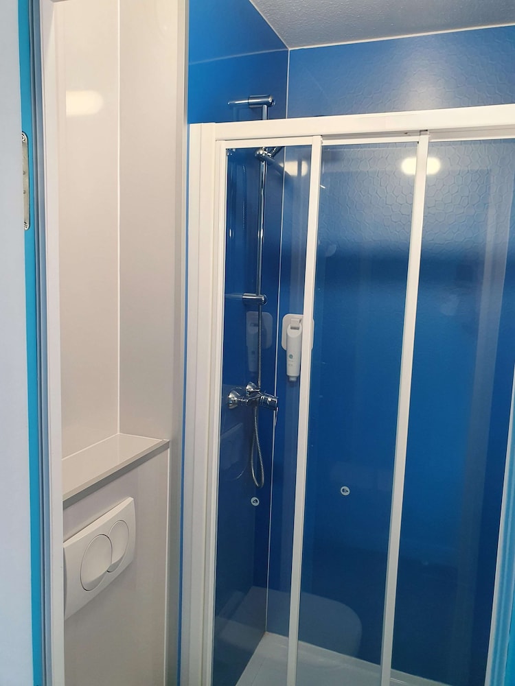 Standard Room, 2 Twin Beds - Photo 29