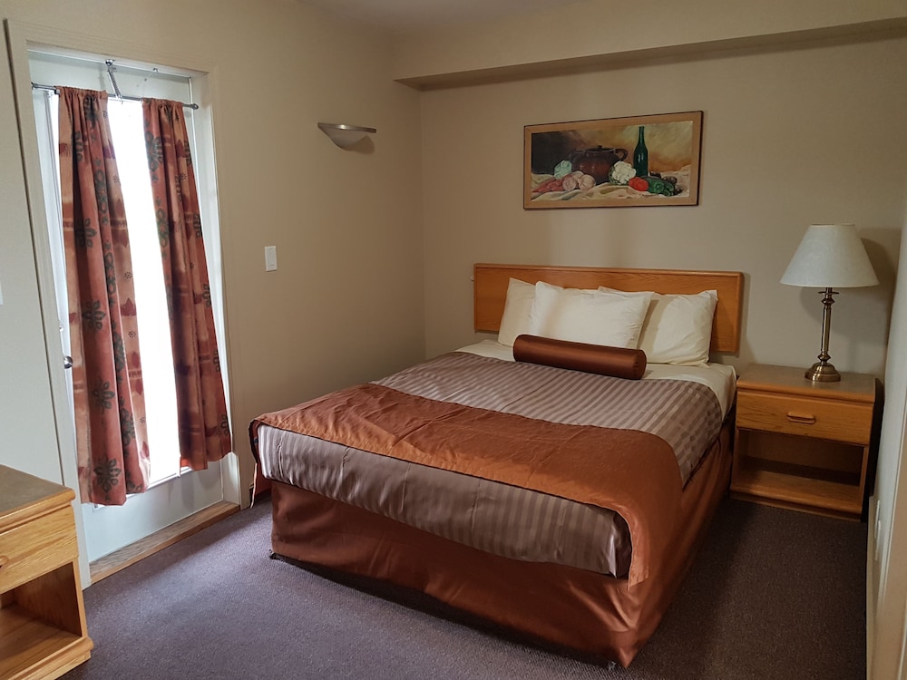 Family Suite, 1 Queen Bed with Sofa bed, Kitchen (Balcony) photo 2