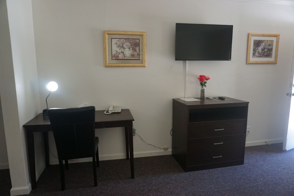 Deluxe Room, 1 Queen Bed photo 3