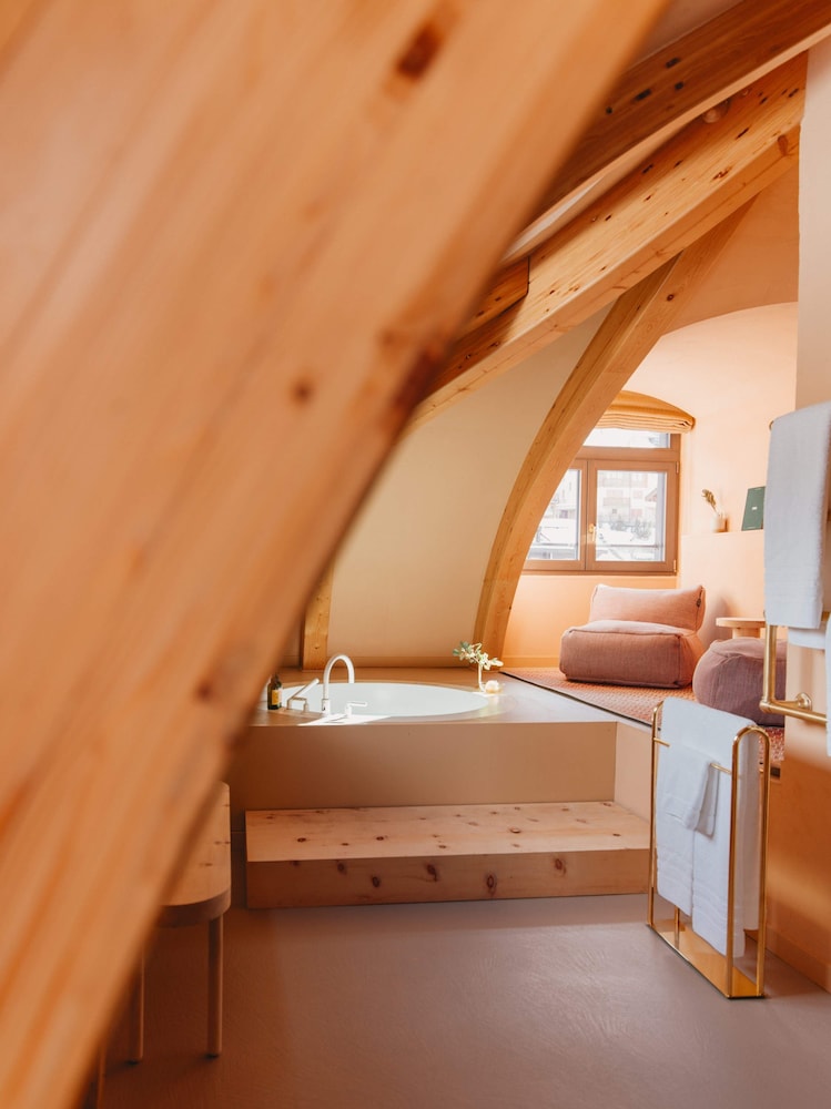Tower Spa Suite - Photo 13