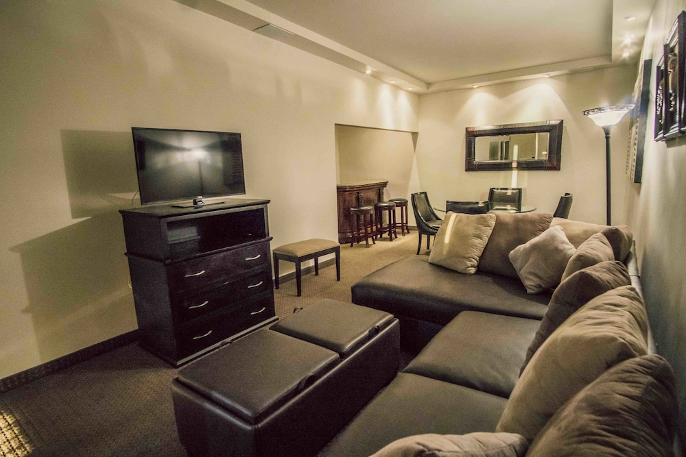Superior Suite, 1 King Bed photo 3
