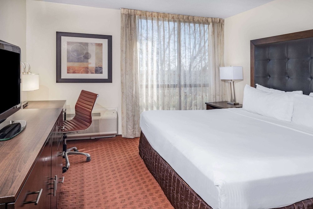 Junior Suite, 1 King Bed, Non Smoking photo 3