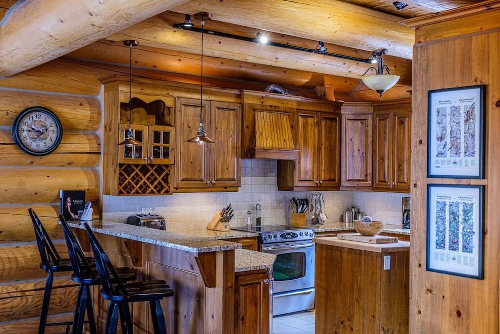 Executive Plus 89 - Luxurious log Home With Private hot tub Pool Sauna and Close to Activities, Photo 10