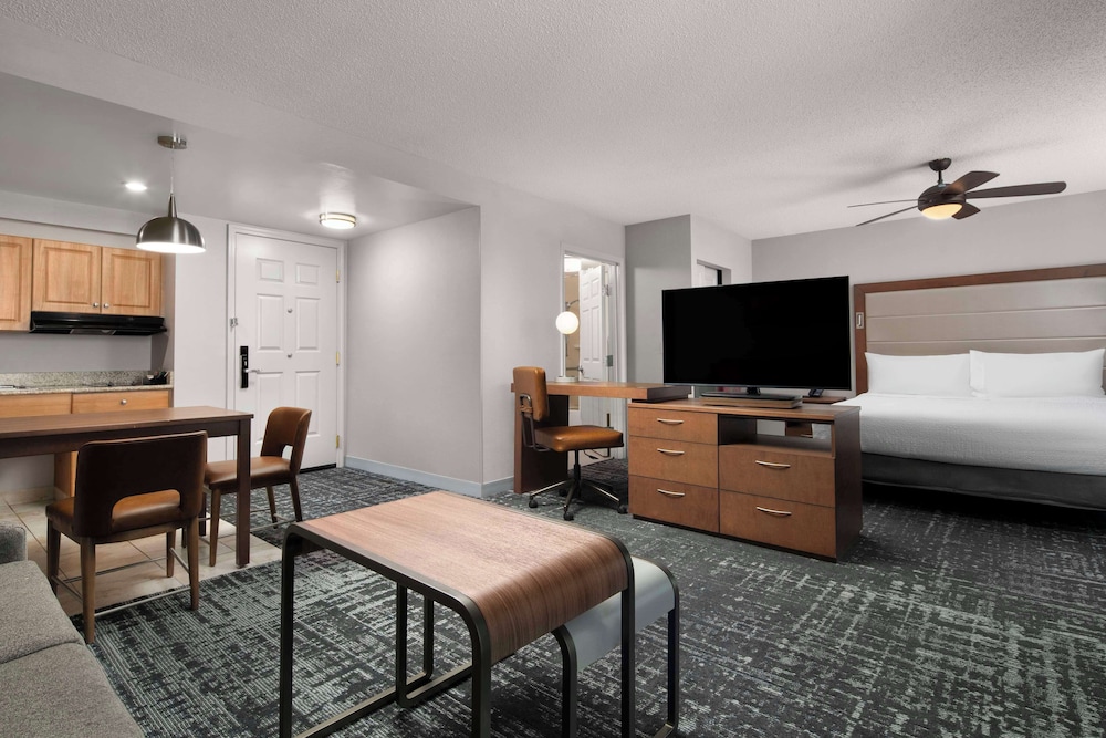 Studio, 1 King Bed, Accessible (Mobility & Hearing, Roll-in Shower) - Photo 5