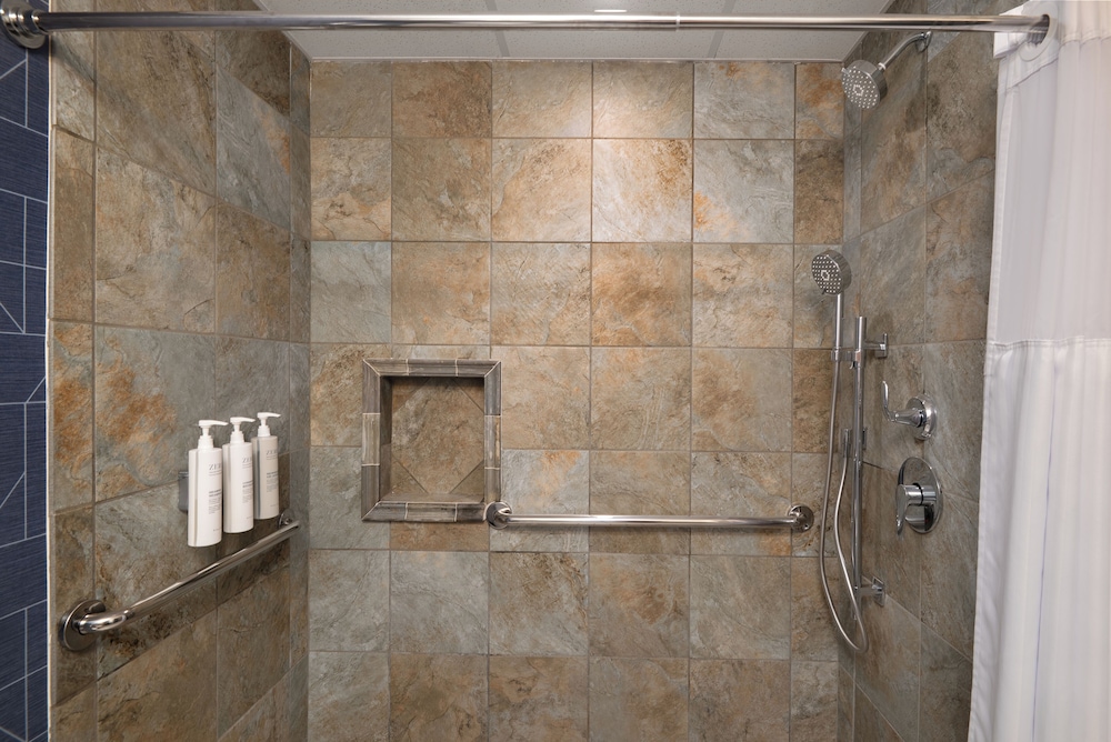 Room, 2 Queen Beds, Accessible (Mobility & Roll-In Shower) photo 3