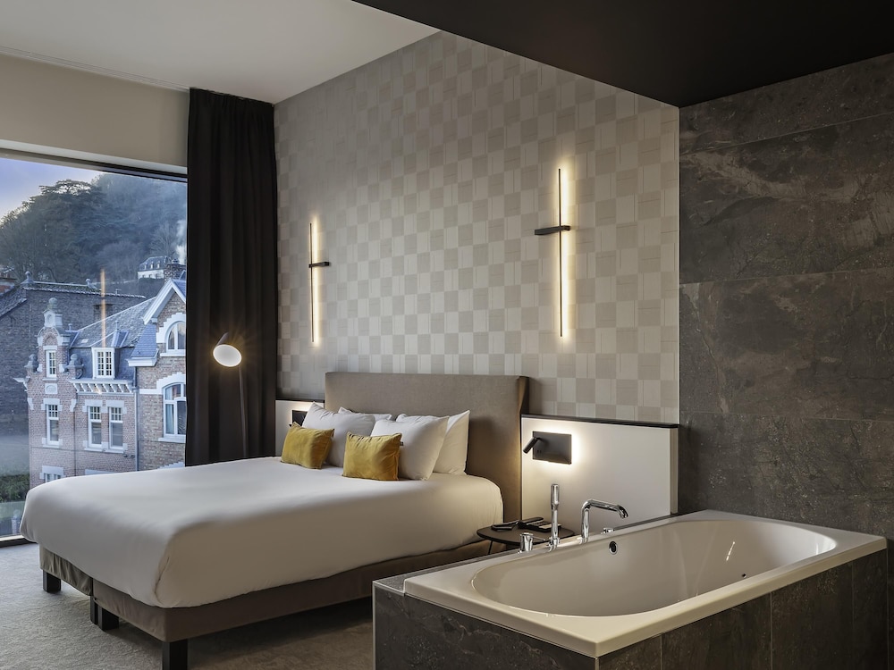 Junior Suite, 1 Double Bed, Bathtub, River View