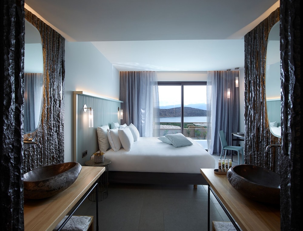 Prestige 3-Bedroom Family Pool Suite Sea View - Photo 3