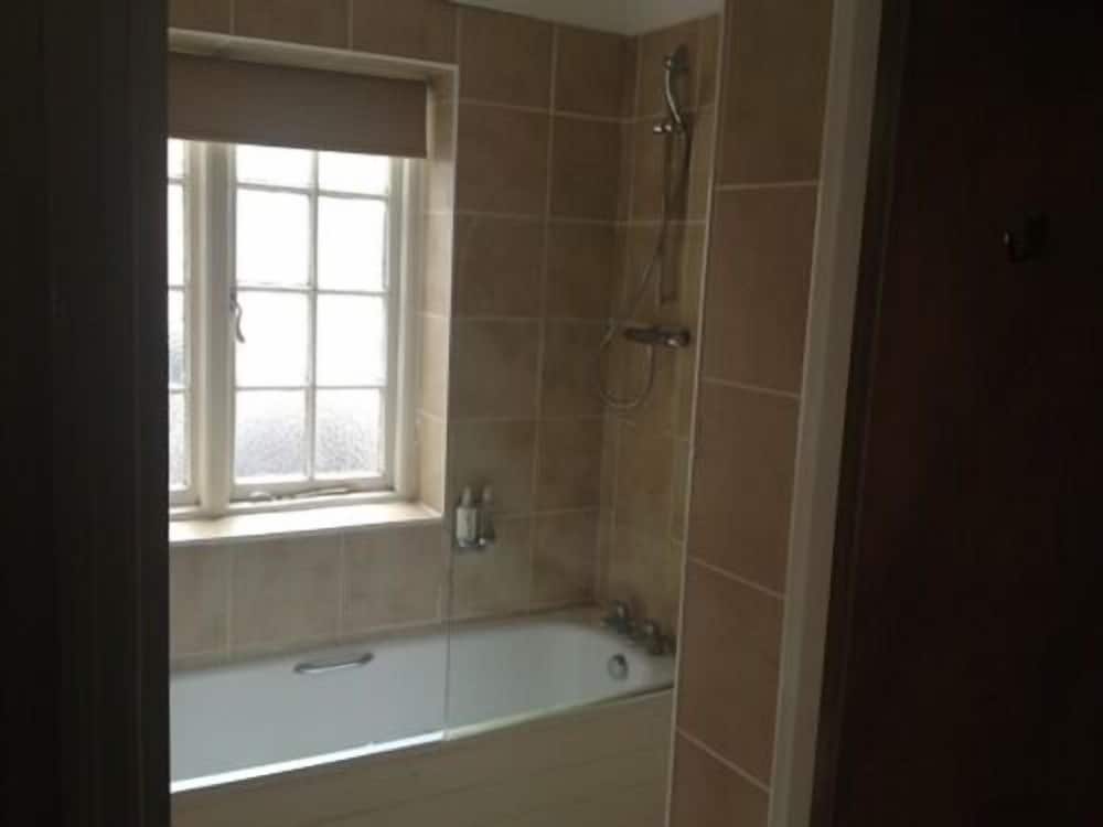 Suite, Ensuite photo 2