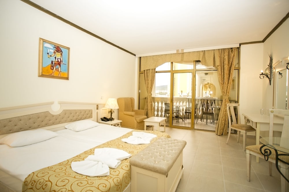 Double Room, Balcony, Park View - Photo 9