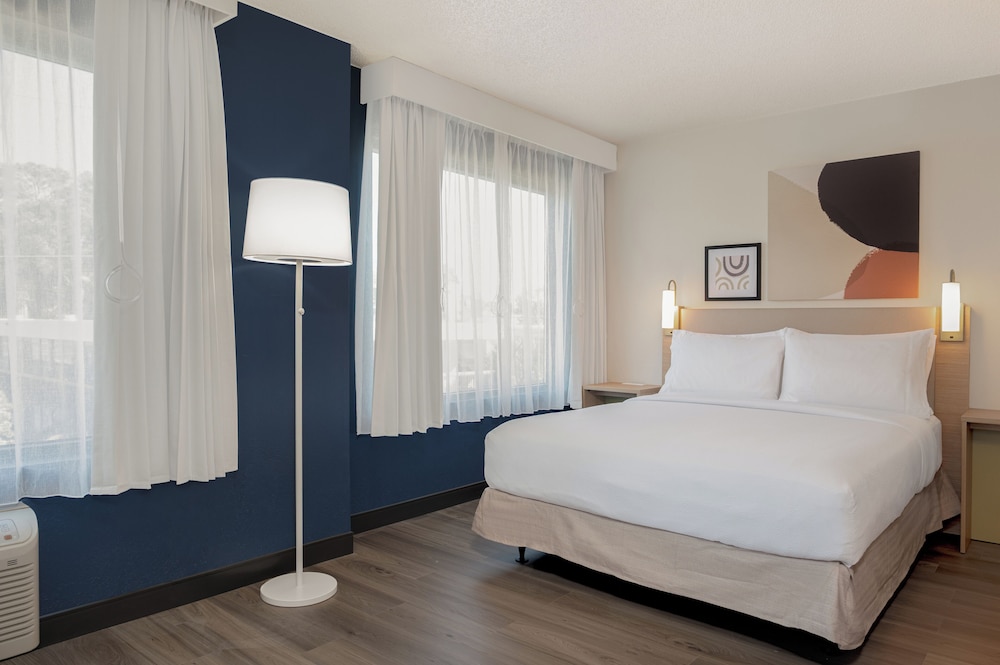 Room, 1 Queen Bed, Accessible (Mobility, Roll-In Shower) photo 3
