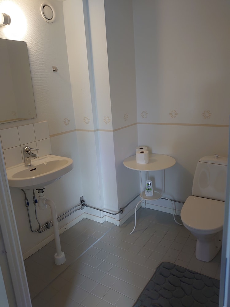 King Room with Private Bathroom and Corridor Shower photo 3