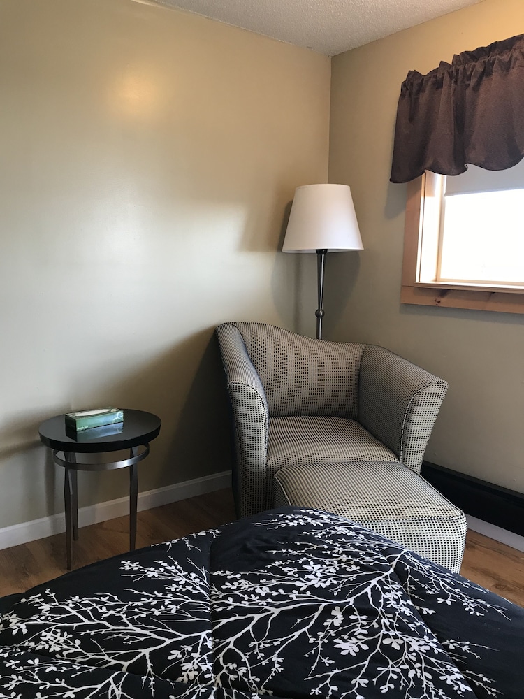 Standard Room, 1 King Bed, Refrigerator & Microwave, photo 6