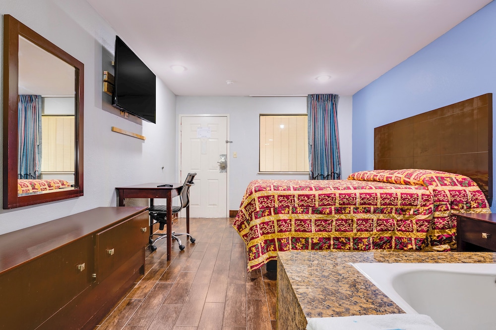 Room, 1 King Bed, Non Smoking, Jetted Tub - Photo 4