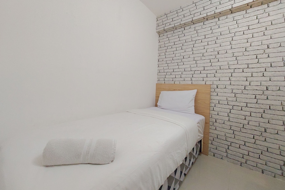 Room - Photo 9