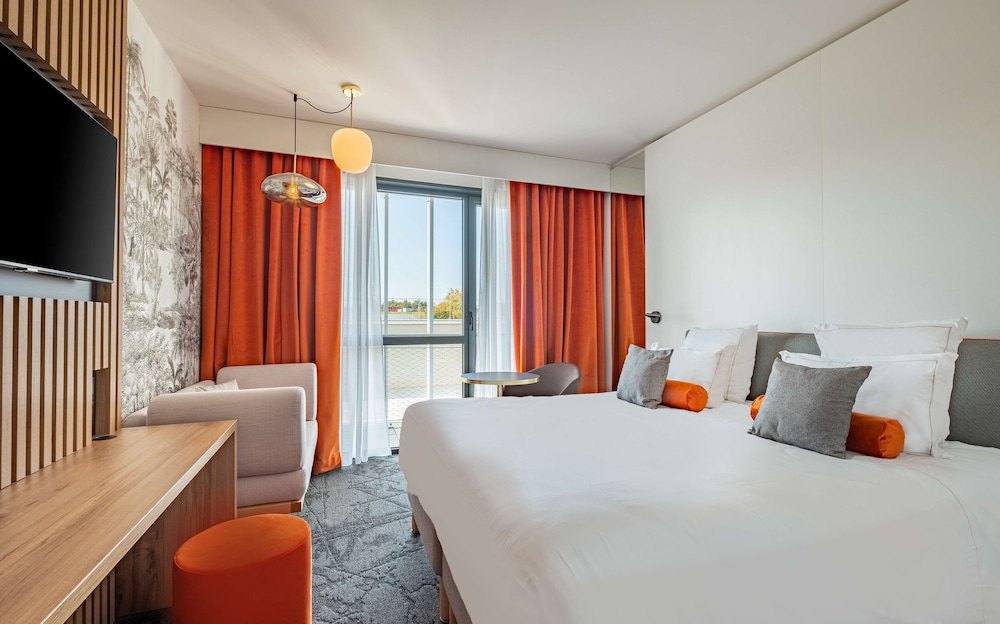 Deluxe Room, 1 King Bed - Photo 3