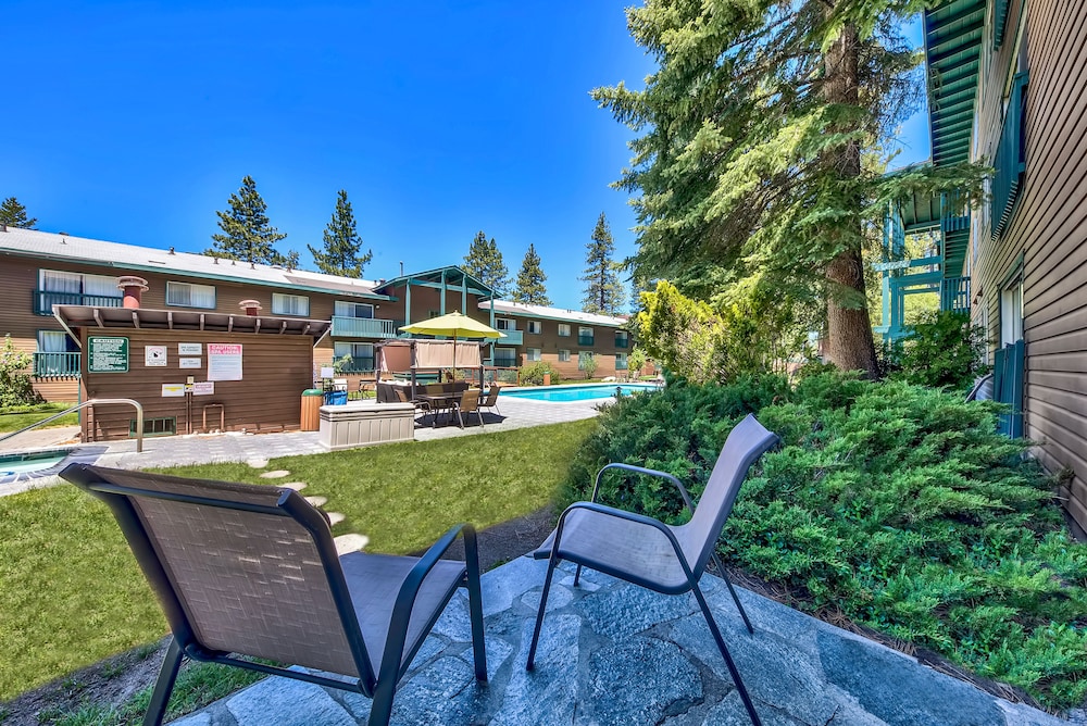 Deluxe Suite, 1 Bedroom, Poolside - Photo 1