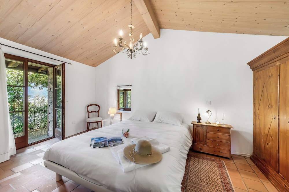 Family House, 2 Bedrooms, 2 Bathrooms, Mountainside (Romantic Lake View With Garden)