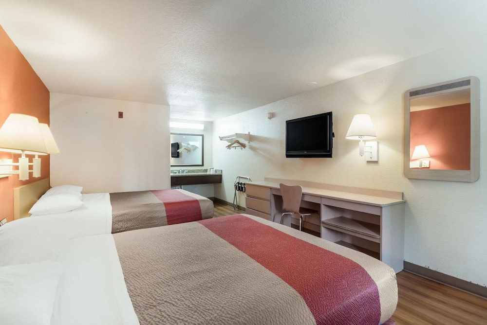 Standard Room, 2 Queen Beds, Smoking, Refrigerator & Microwave photo 2