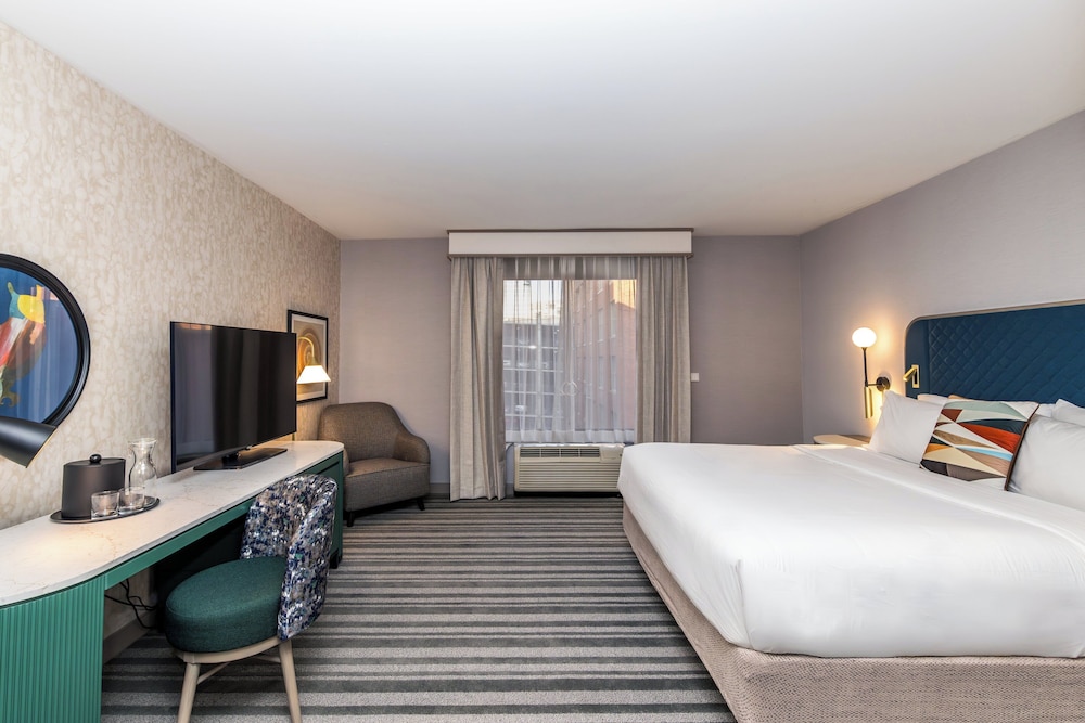 Standard Room, 1 King Bed, Roll-in Shower (Communications) photo 1