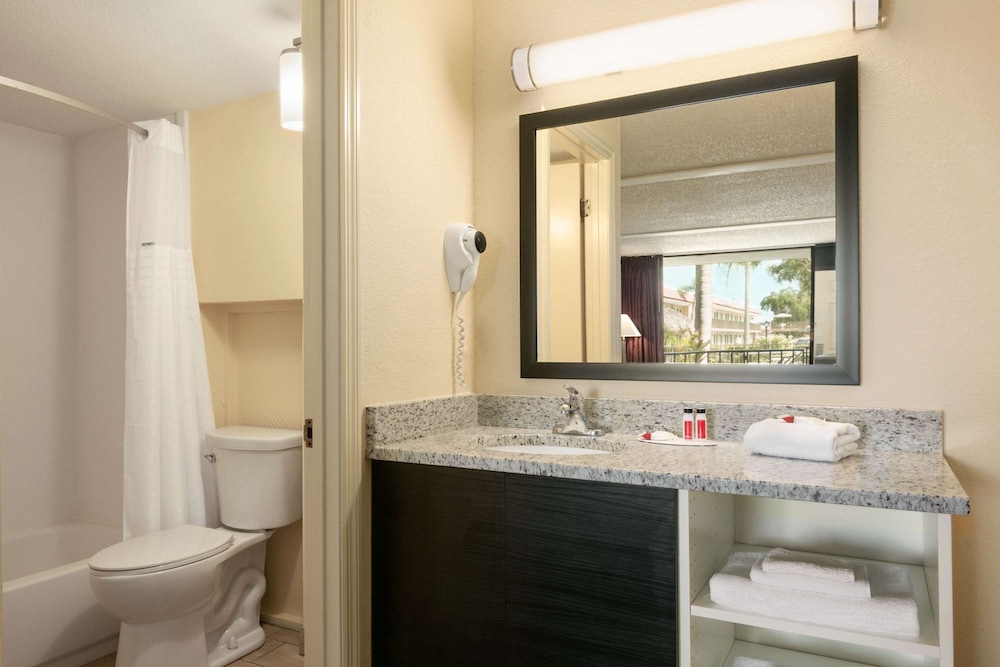 Room, 1 King Bed, Non Smoking (Efficiency, Poolside) - Photo 7