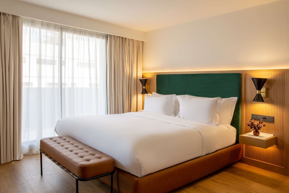 Standard Room, 1 King Bed, Non Smoking photo 3