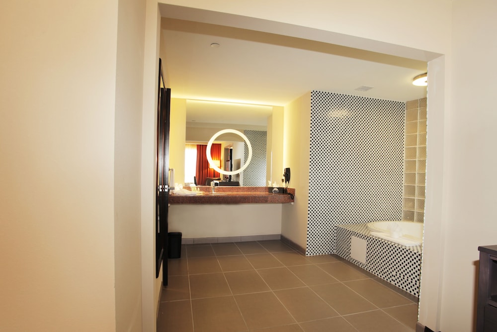Suite, 1 King Bed photo 1