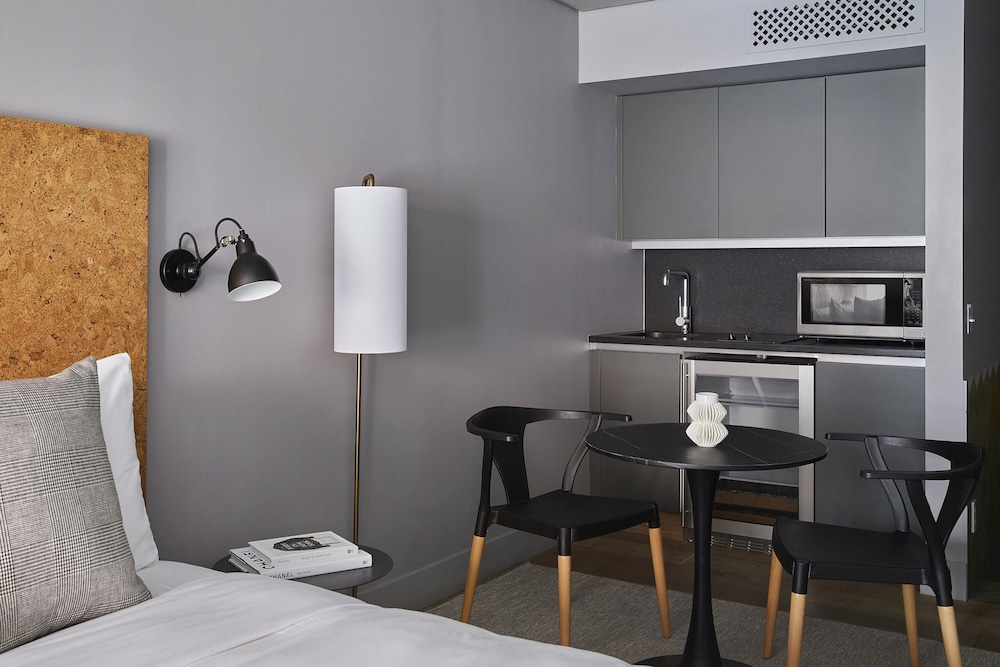 Comfort Studio, 1 King Bed, Non Smoking (Self Check-in with Virtual Front Desk) photo 2