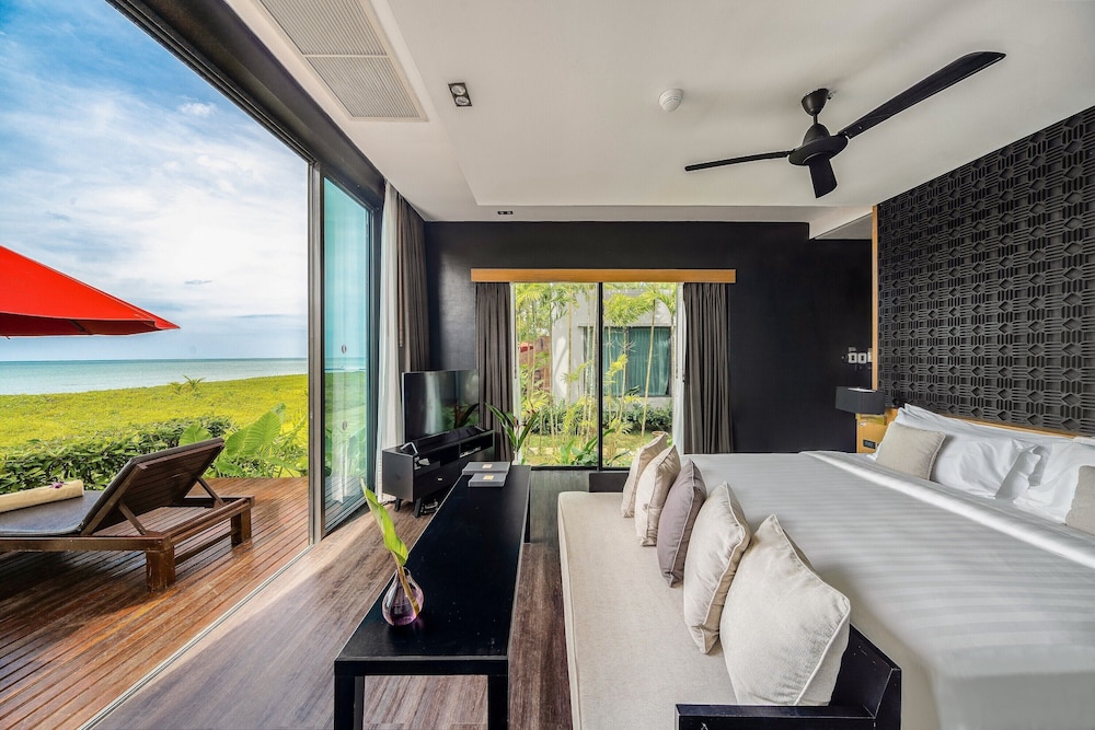 Villa, 1 King Bed, Oceanfront - Photo 4