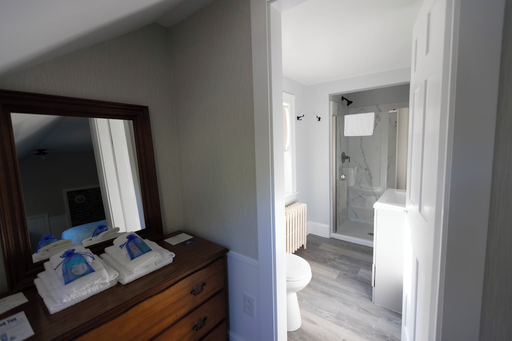 Room 1 - Private Bath - 2nd Floor photo 2