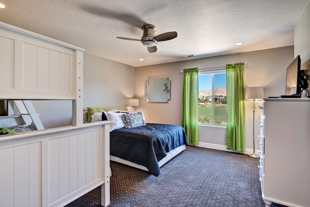 House, Multiple Beds, Golf View (Retreat On The Green) photo 3