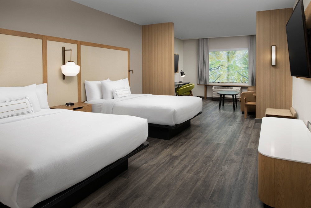 Suite, Multiple Beds (Mobility/Hearing Accessible, Tub)