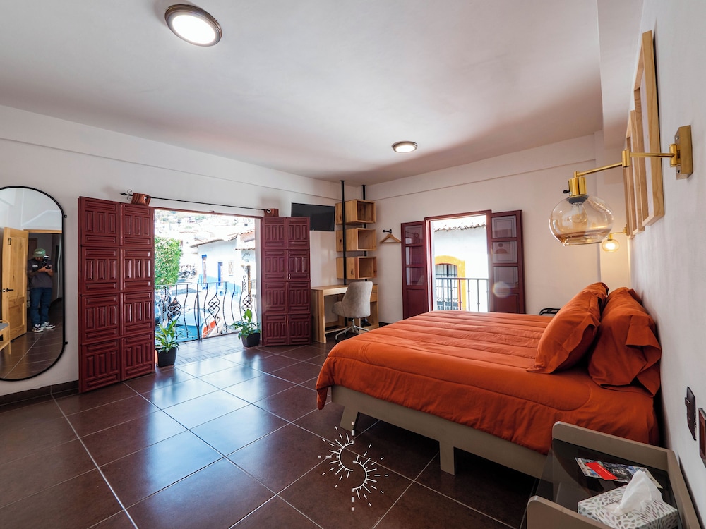 Master Suite with 2 balconies and mountain view