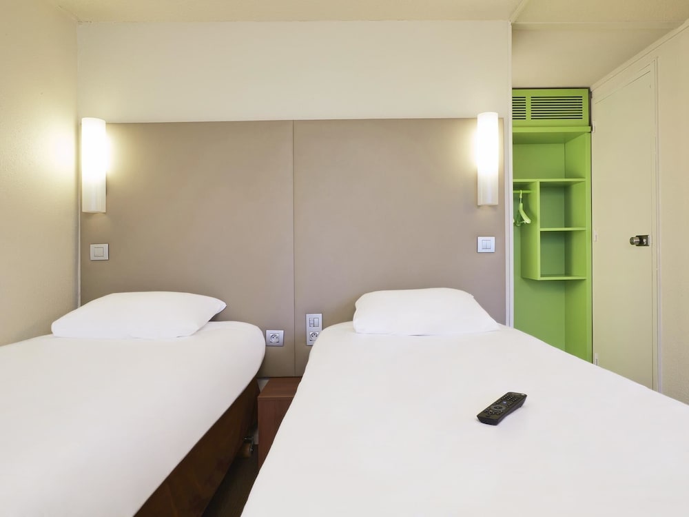 Standard Room, 2 Twin Beds - Photo 9