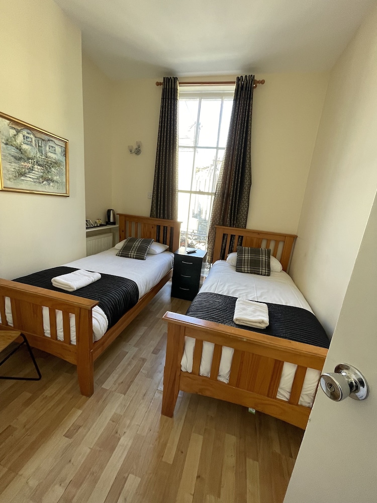 Twin Room, Ensuite photo 3