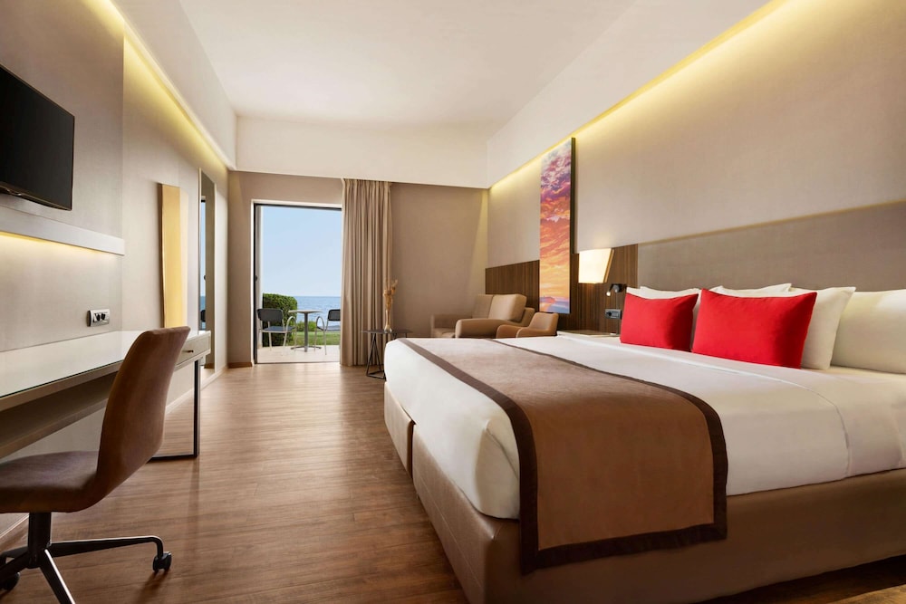 Room, 1 King Bed, Non Smoking, Sea View - Photo 6