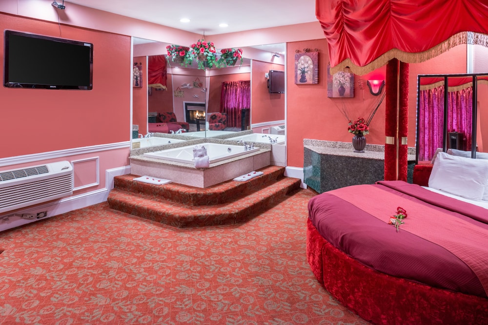 Red Romantic Theme Suite with Round Bed, Jetted Tub & Fireplace - Photo 5