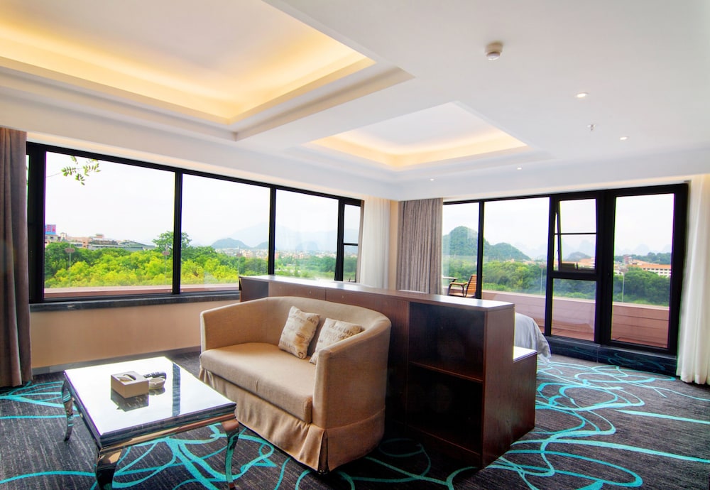 Premier Sunshine Suite photo 2