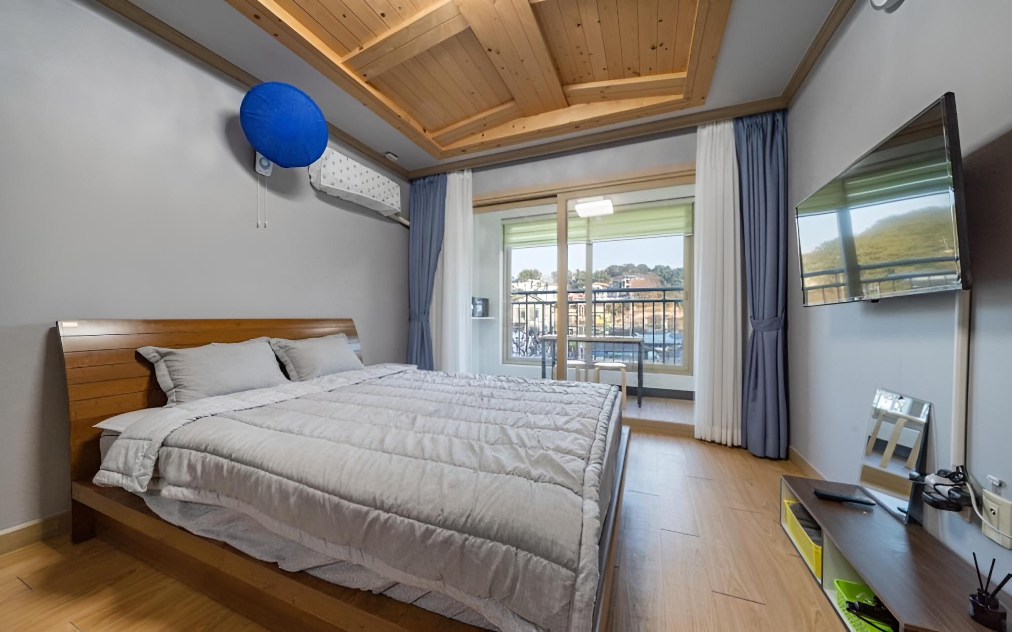 Room (Room 202) - Photo 6