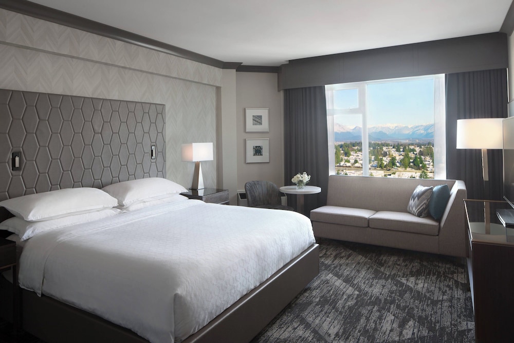 Penthouse, 1 King Bed with Sofa bed thumbnail 5