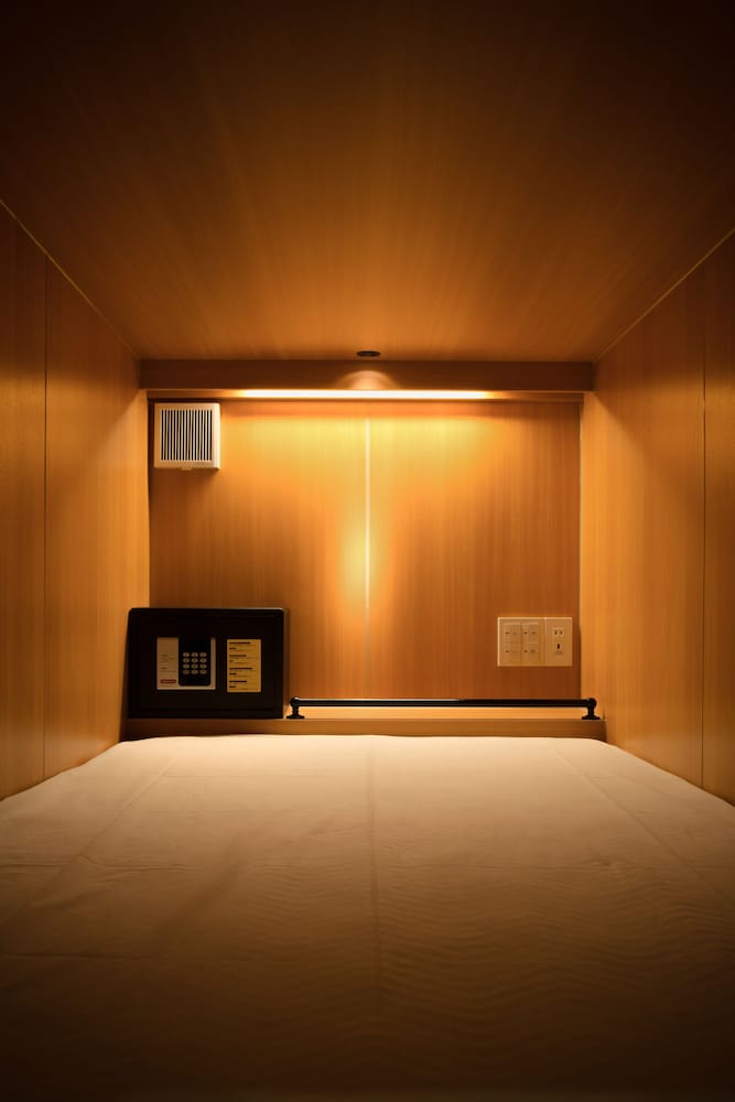 Adjacent Room Standard Capsule, Men only photo 3