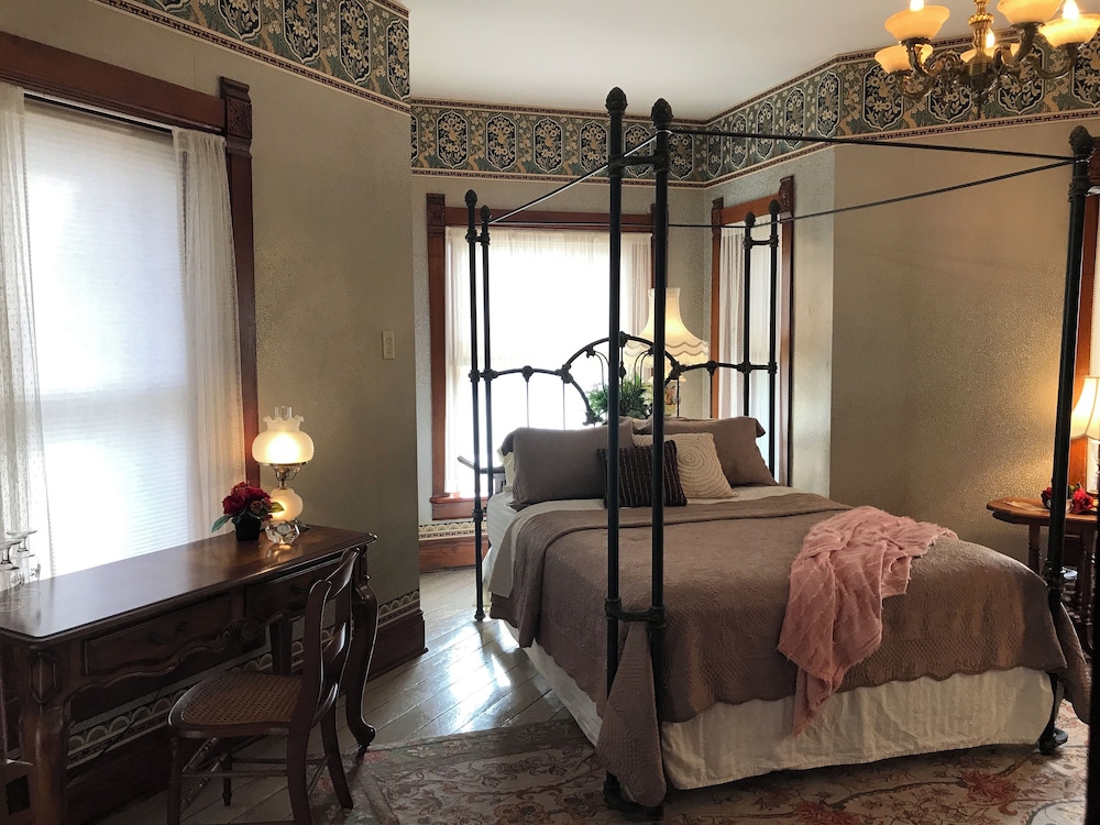 Room (Emma's Aviary) photo 3