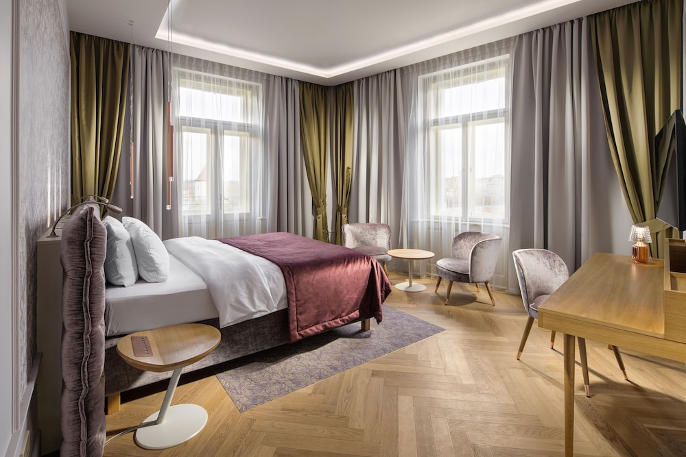 Deluxe Double or Twin Room thumbnail 5
