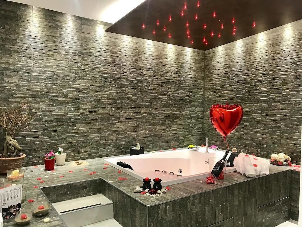 Suite, Jetted Tub (105)