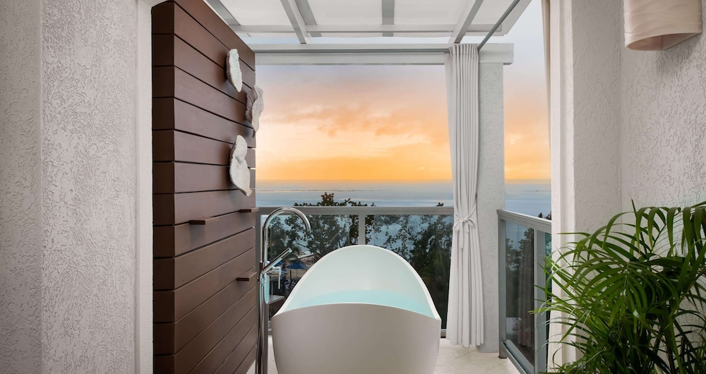 Junior Suite, 1 King Bed, Balcony, Beachfront (Starlight Club Level Soaking Tub) photo 3