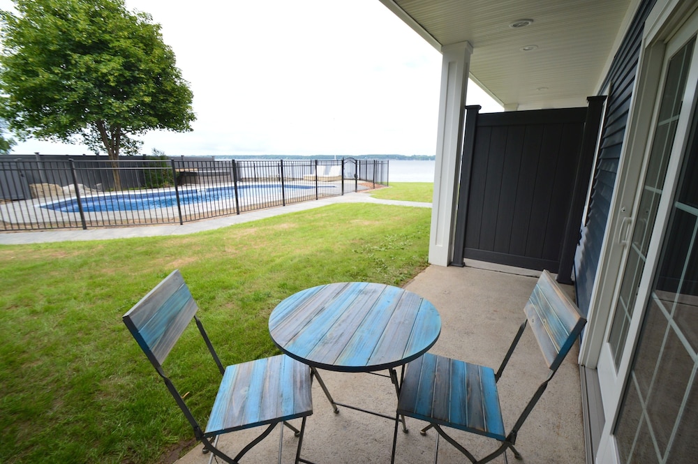 Premium Suite, 1 Bedroom, Kitchen, Poolside photo 2