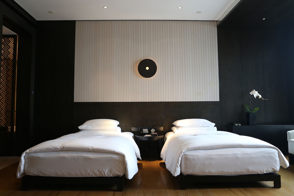 2 Twin Beds High-rise View