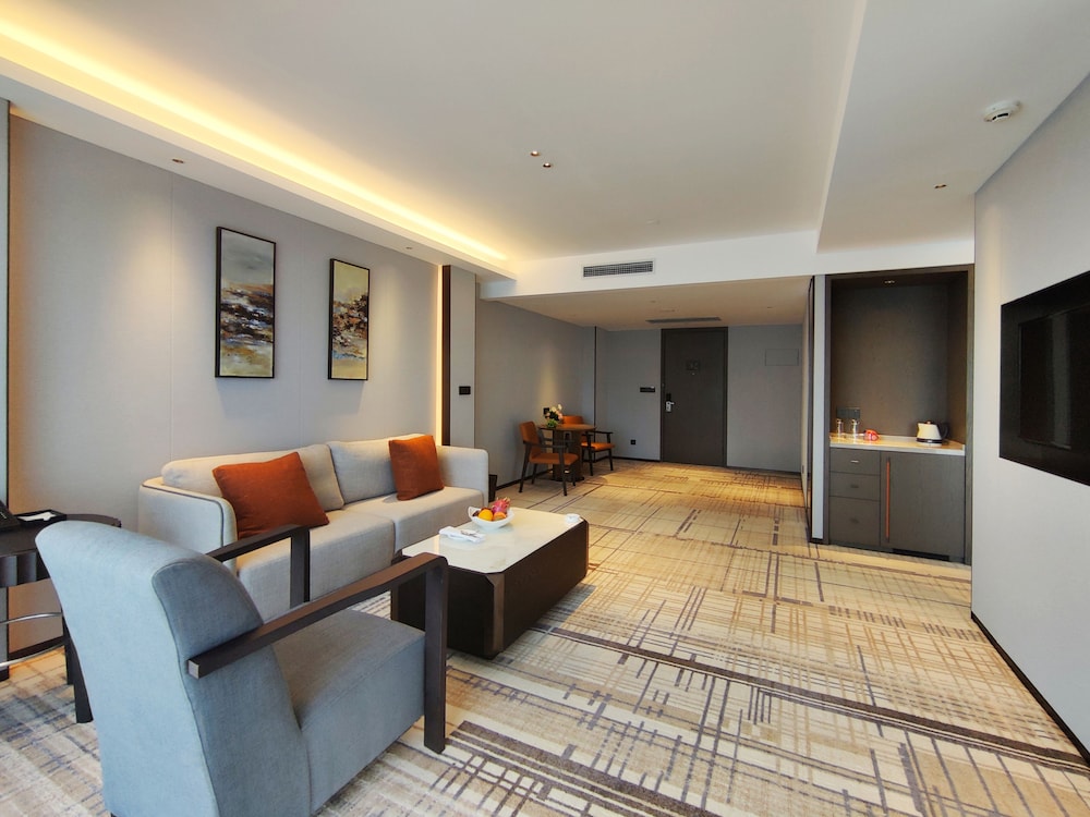 Swiss Select Room, 1 King Size Bed, Oversized Living Space photo 3