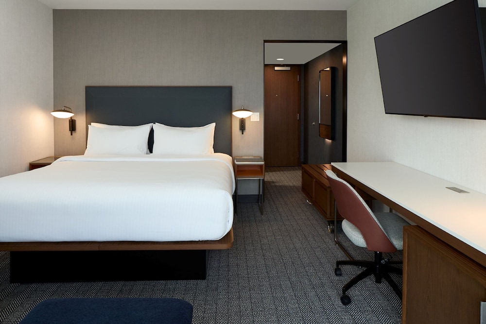 Room, 1 King Bed with Sofa bed thumbnail 6
