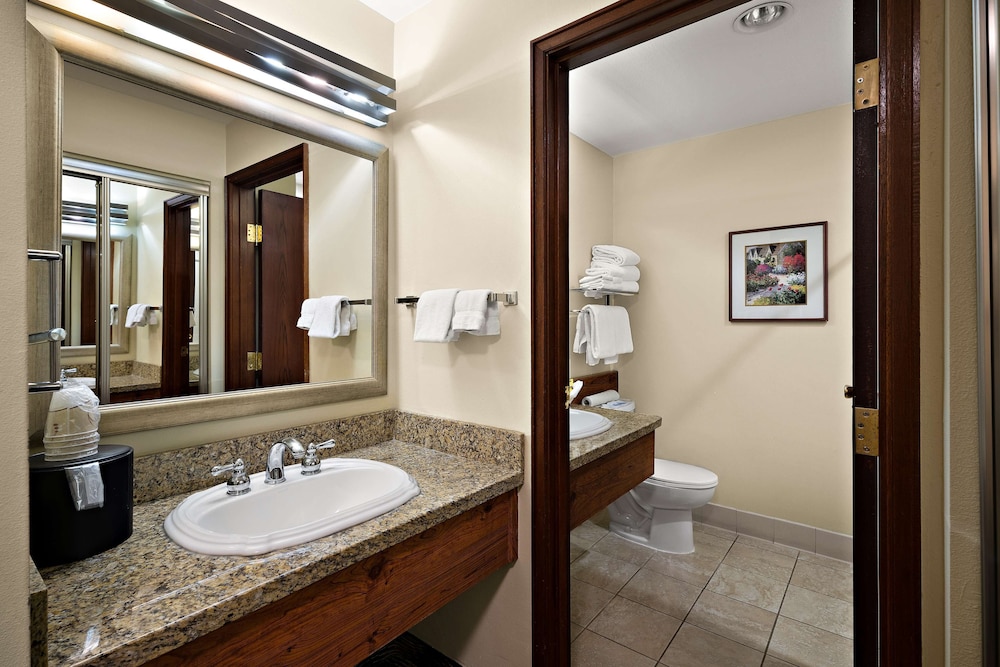 Suite, Multiple Beds, Non Smoking, Refrigerator & Microwave photo 2
